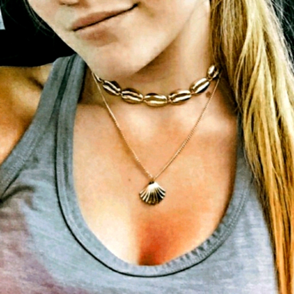 Double layered shell pendant necklace